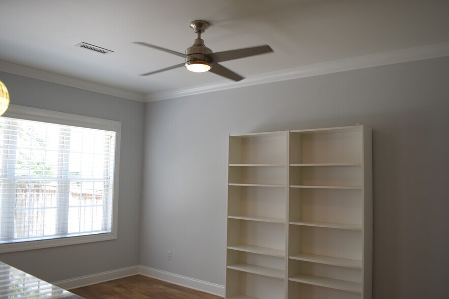 Building Photo - 393 Whisper Park Dr