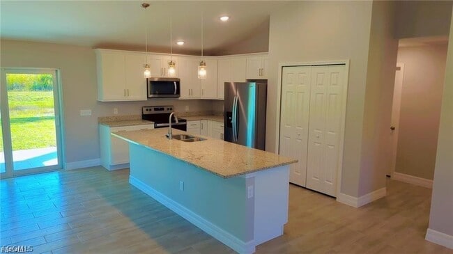 Building Photo - 842 Cervantes St E