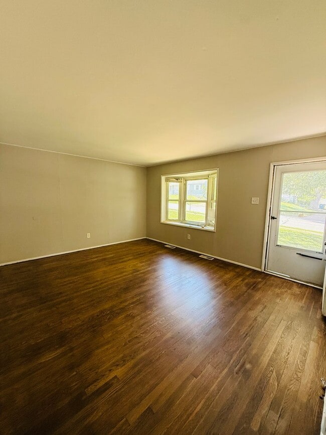 Building Photo - 3 Bedroom 1 bathroom home for rent in Hazelwood