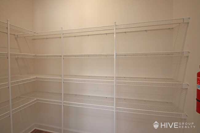 Building Photo - "Impressive 3-Bed Townhouse with Fenced in...