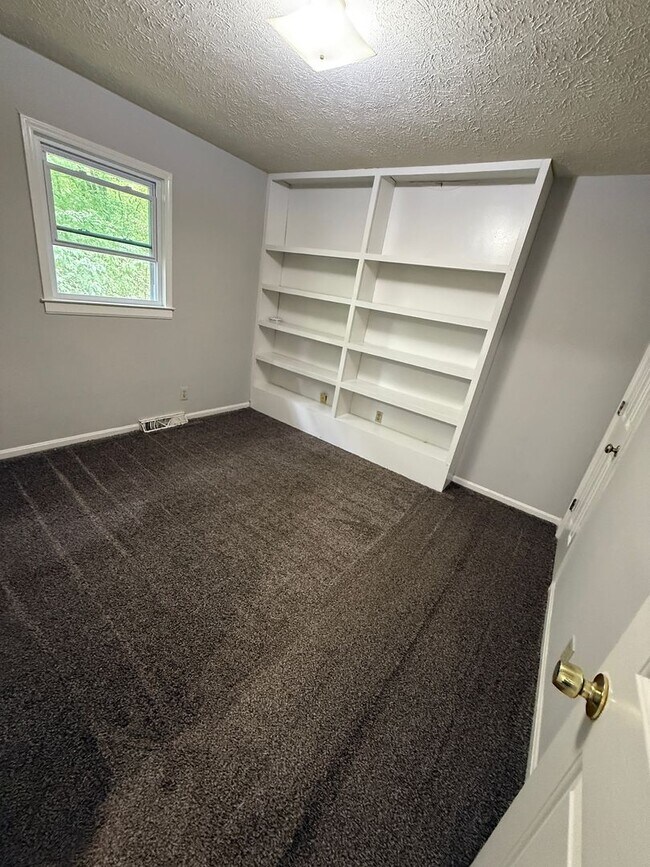 Building Photo - 2 Bedroom- 1 1/2 bathroom- Townhouse Apartment in West Rome