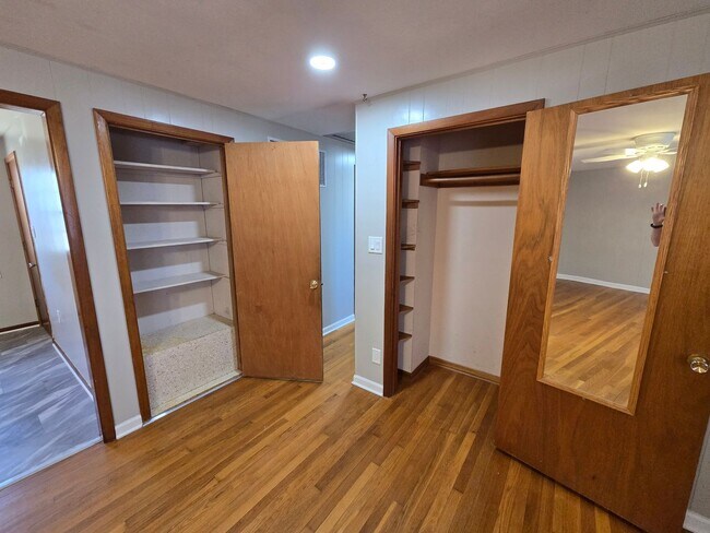 Building Photo - 3-4 bedroom ranch with attached garage, fe...