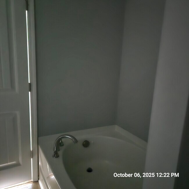 Building Photo - 190 Thornhill Dr