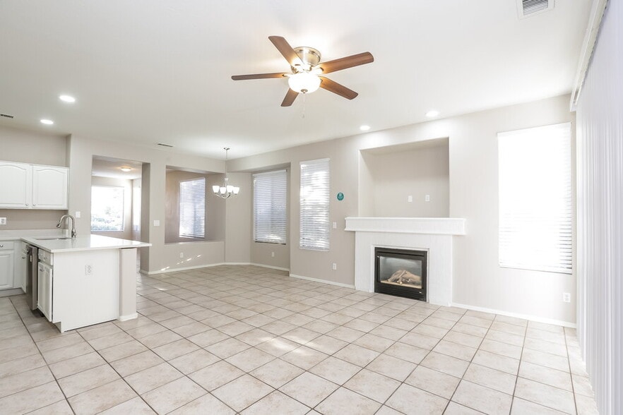 Building Photo - 6651 W Townley Ave