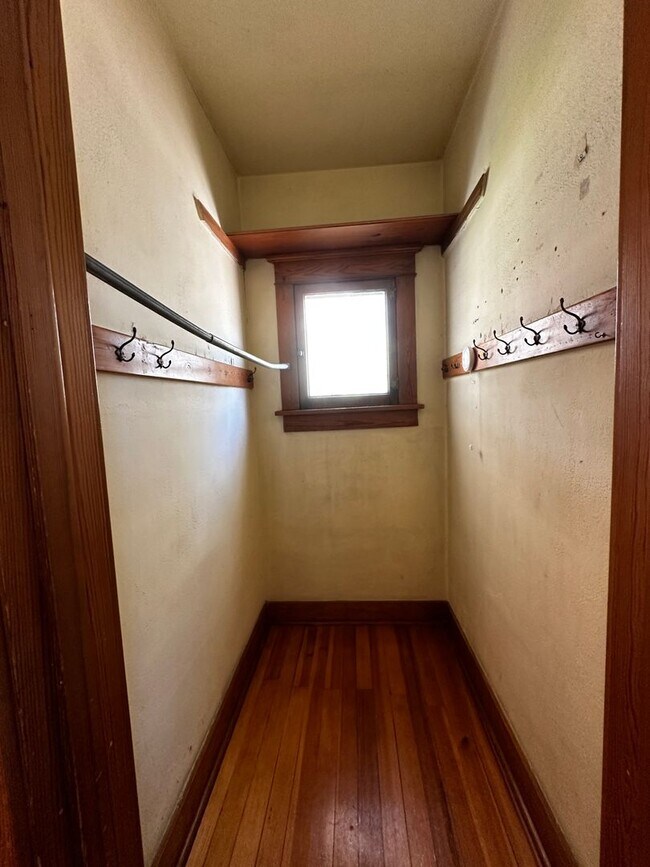 Building Photo - Beautiful 5 Bedroom, 2 Bath in Prime Location Near Campus