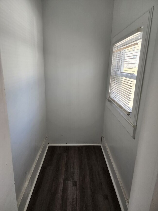 Building Photo - 3 bedroom 1.5 bath home