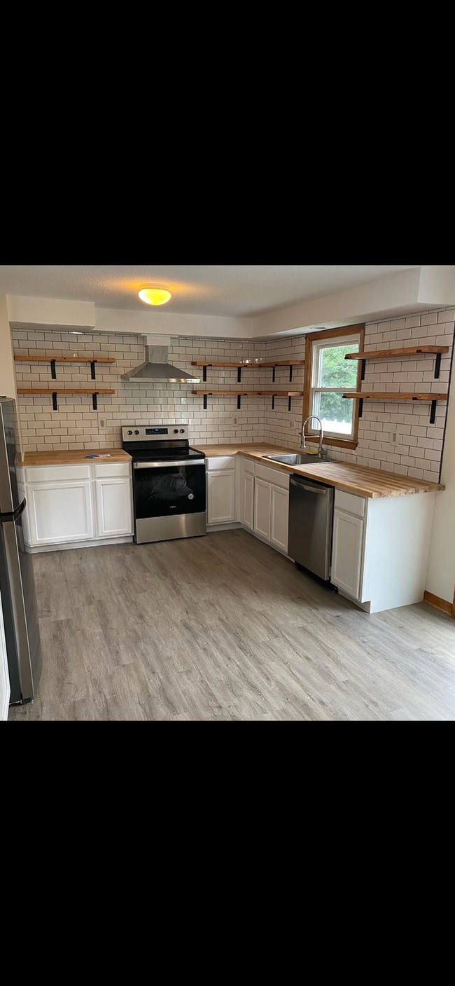 Newly renovated kitchen - 149 Tanglewood Dr