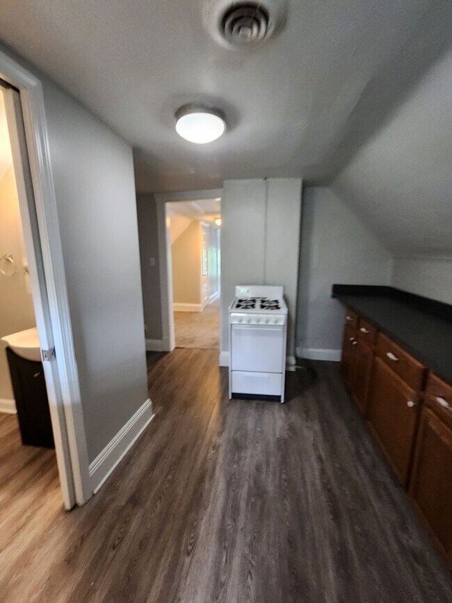 Building Photo - SUPER CLEAN 1 Bedroom Apt For Rent