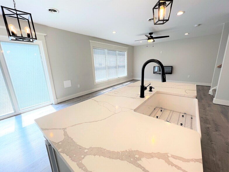 Building Photo - 10975 Main St