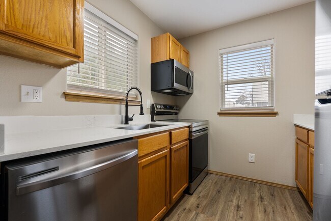 Building Photo - Spacious 2-Bedroom/1.5 bathroom in SE Portland