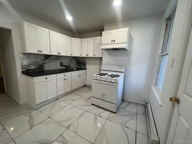 Primary Photo - 21 Knowles St