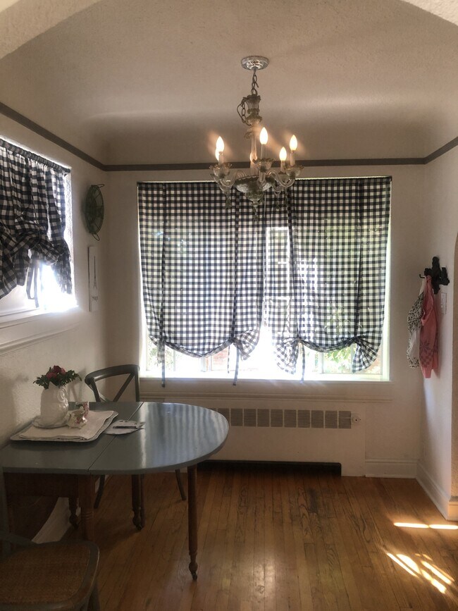 Building Photo - 1060 N Washington St