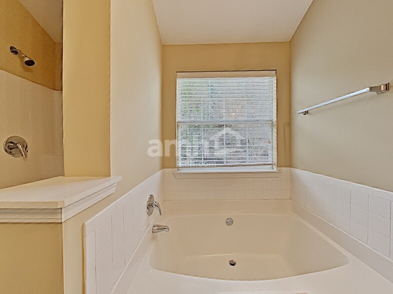 Building Photo - 118 Hidden Creek Dr