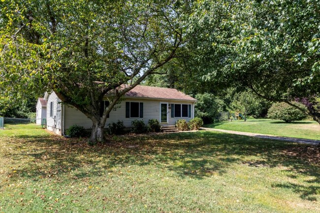 Building Photo - 129a Manor Ave N