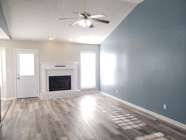 Building Photo - Close to Post! No Carpet! Lovely 3 Bed/2 Bath fenced in backyard!