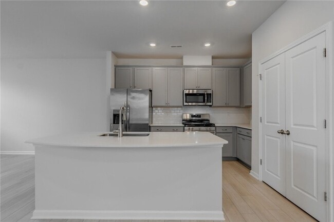 Building Photo - 14 Loebner Ln