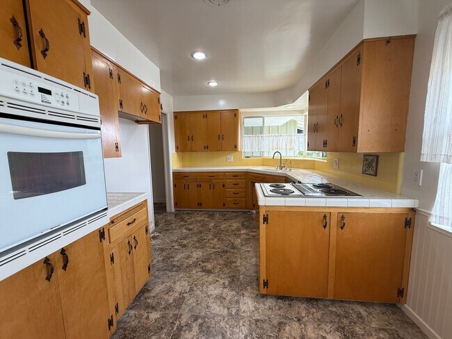 Building Photo - 1950's Ranch Style 2+2 with den/office Hom...
