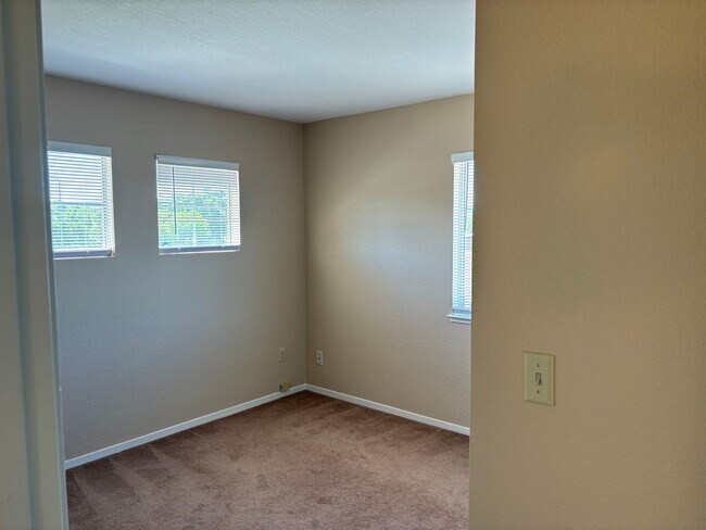 Building Photo - Beautiful Two-Story Home in highly desirable Brentwood location!