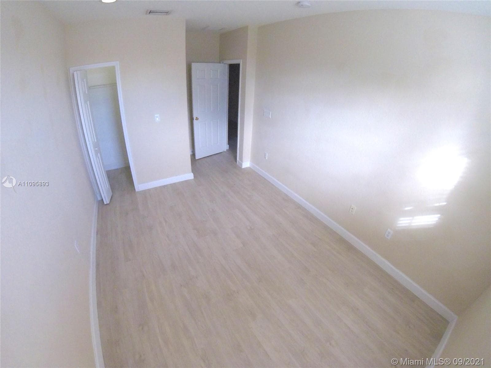Building Photo - 990 NW 99th Ct