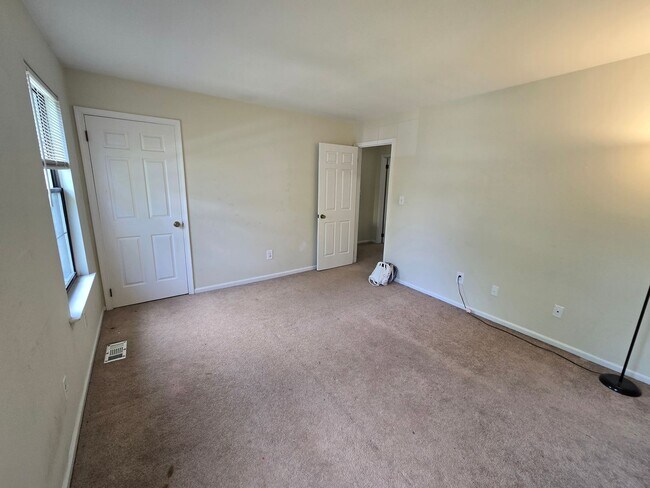 Building Photo - Rare opportunity in North Edison! Spacious 2-bed and 1.5-bathroom townhouse!