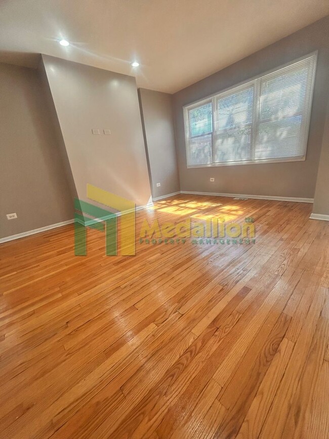 Building Photo - 5954 S Maplewood Ave