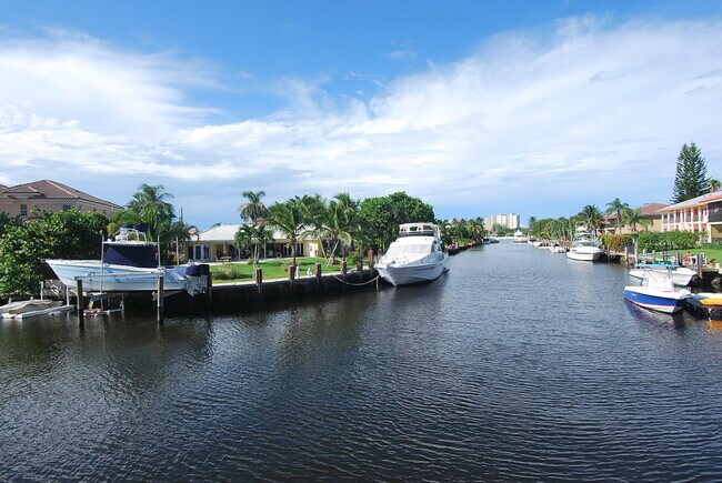 Building Photo - 1121 Bel Air Dr