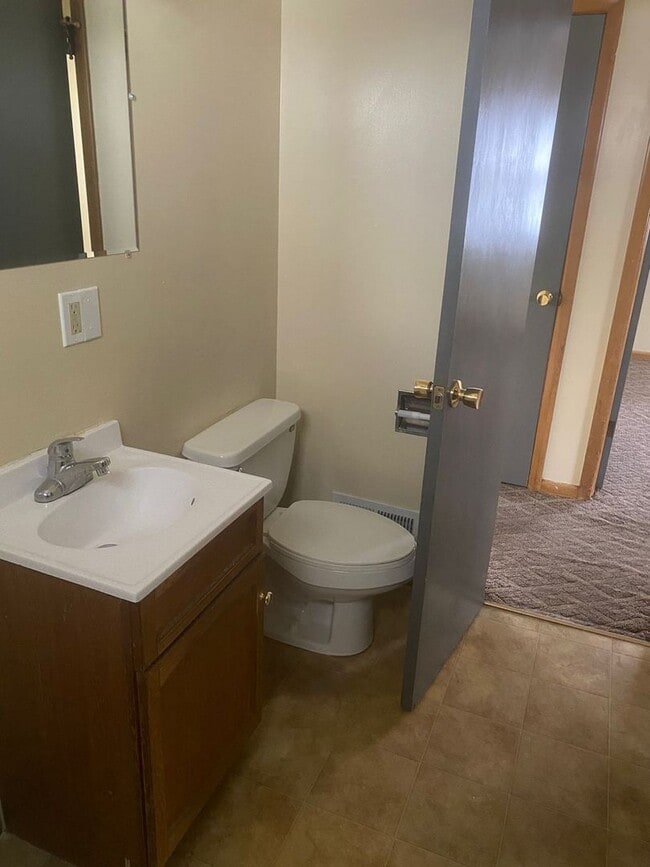 Building Photo - 730 E 12th St