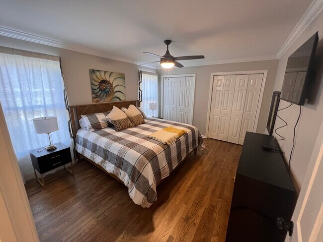 Building Photo - 828 N Maple St