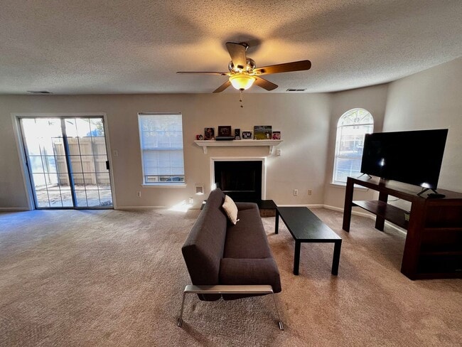 Building Photo - Beautiful 2-Bedroom End Unit Townhome in Ocean Lakes!