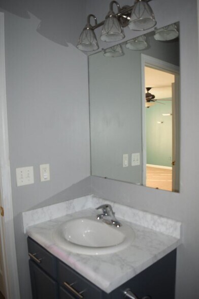 Building Photo - 8549 Hawthorn Hill