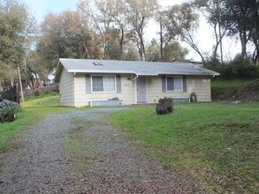 Building Photo - 2/1 1200 sf Rescue retreat - water included!