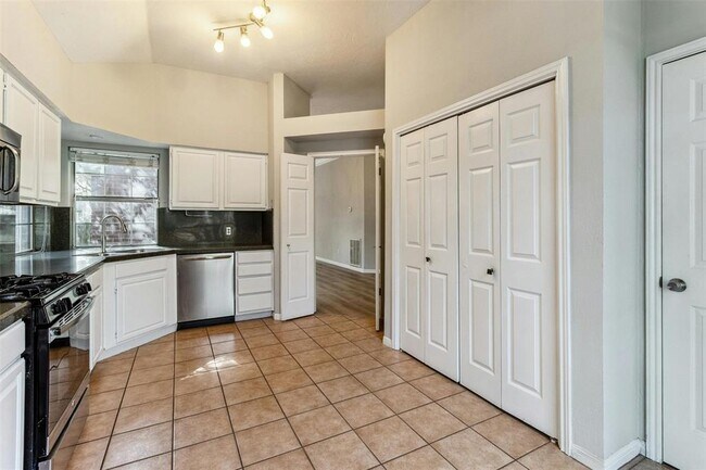 Building Photo - 5905 Shanghai Pierce Rd