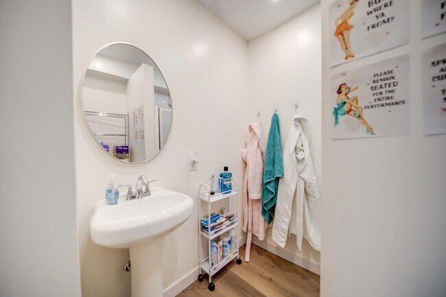 Building Photo - Massive 10 Bedroom Newly Renovated House P...