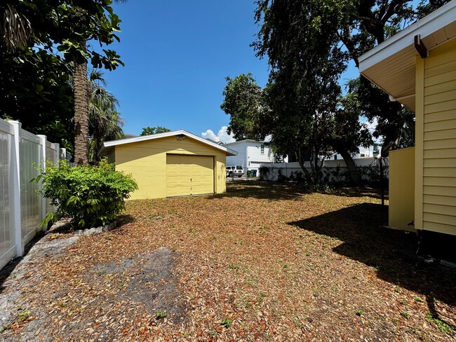 Building Photo - 409 S Willow Ave