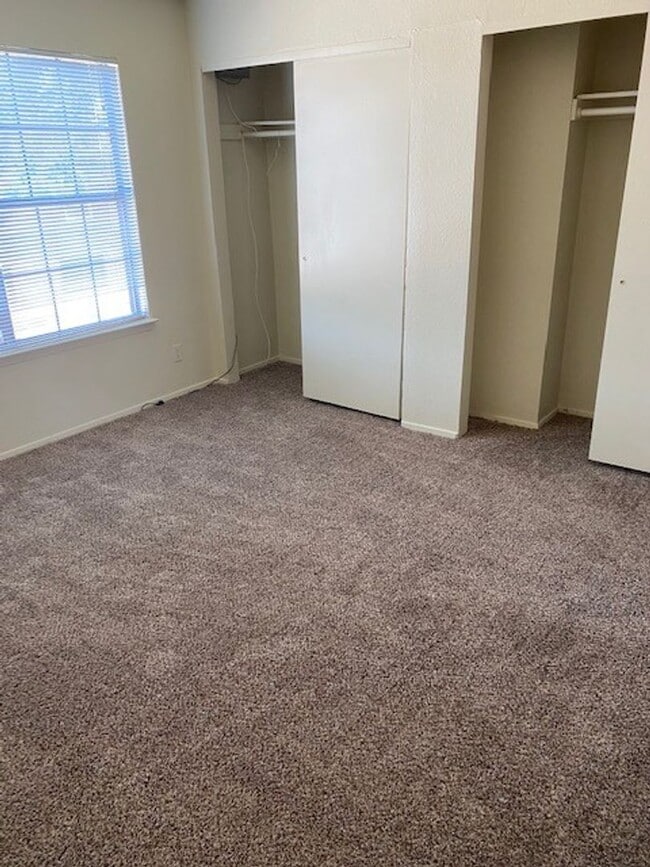 Building Photo - 2 bedroom condo close to UNT