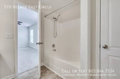 Building Photo - 576 Village E Cir