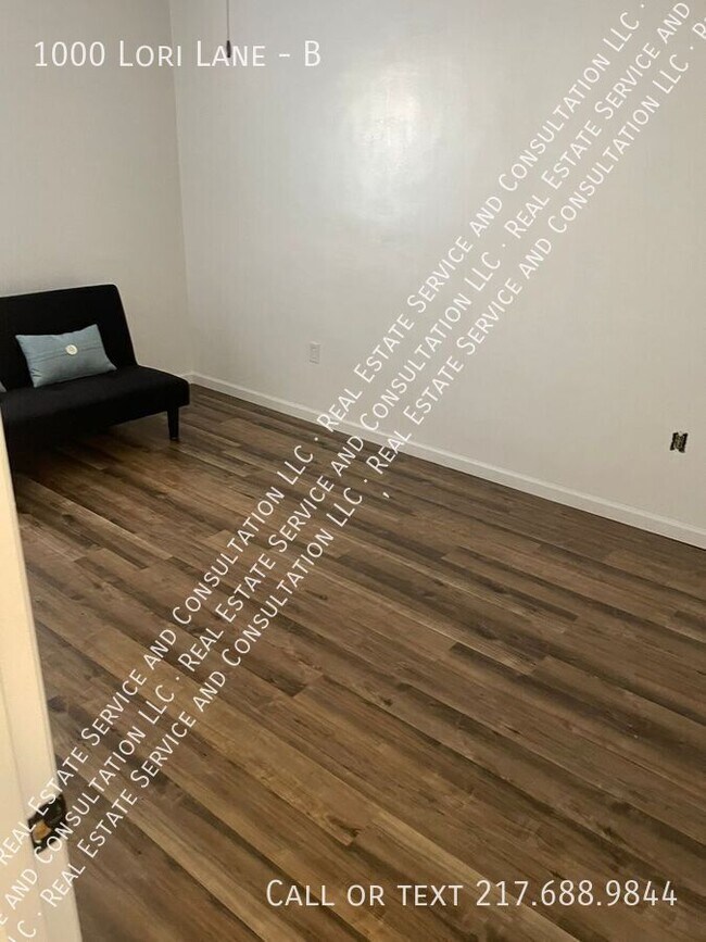 Building Photo - 1000 Lori Ln