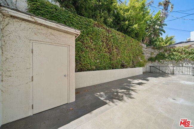Building Photo - 1529 S Beverly Dr