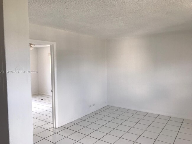 Building Photo - 1610 NW N River Dr