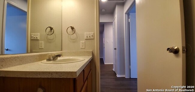 Building Photo - 2-Bed Apartment in the Heart of Universal City