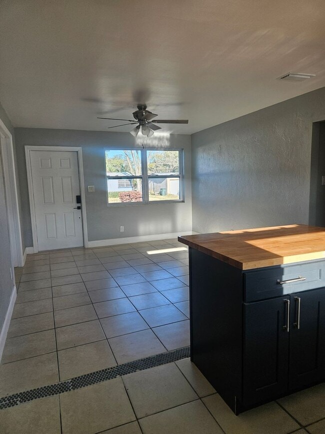 Building Photo - 3 bedroom 2 bath home