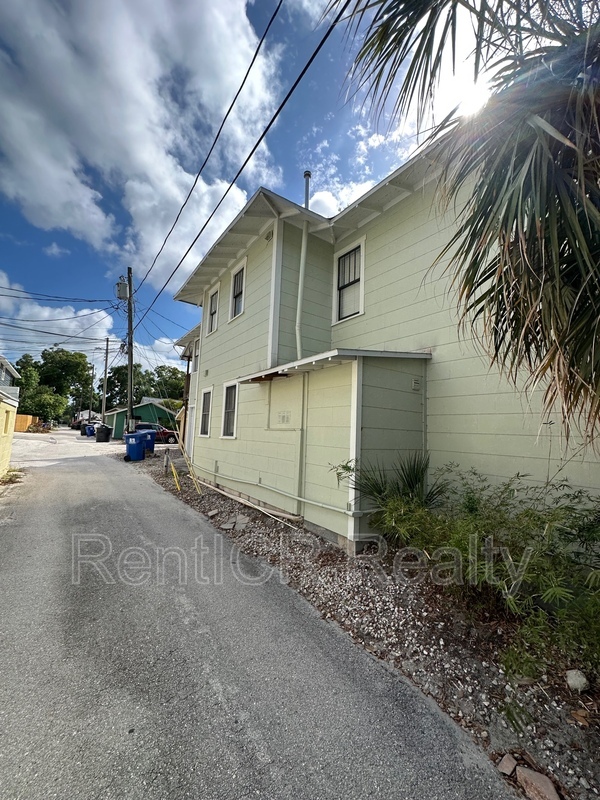 Building Photo - 532 11th Ave N