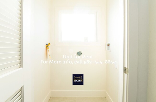 Building Photo - Townhome - 3 Bedrooms / 2 Baths - Cudahy
