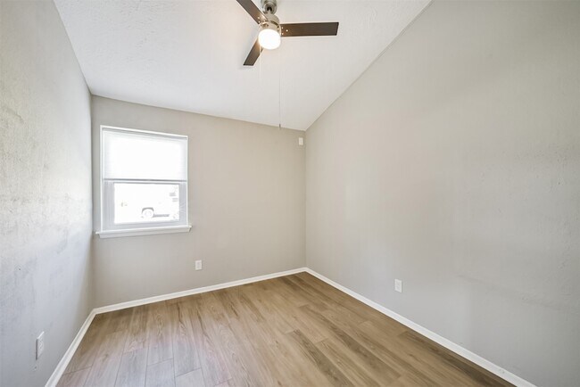 Building Photo - 10826 Thorncliff Dr