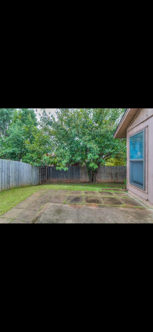 Building Photo - Perfect Duplex in Quiet, Cozy Shadowlake