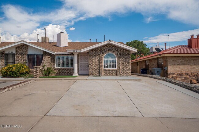 Building Photo - 1904 Estrada Dr