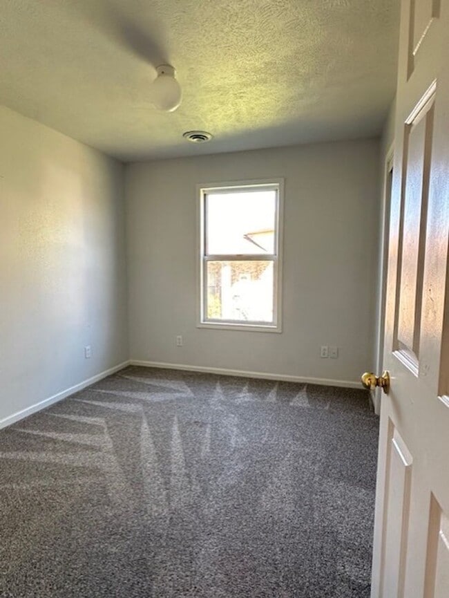 Building Photo - Spacious 4 Bedroom Duplex Located In Ozark!