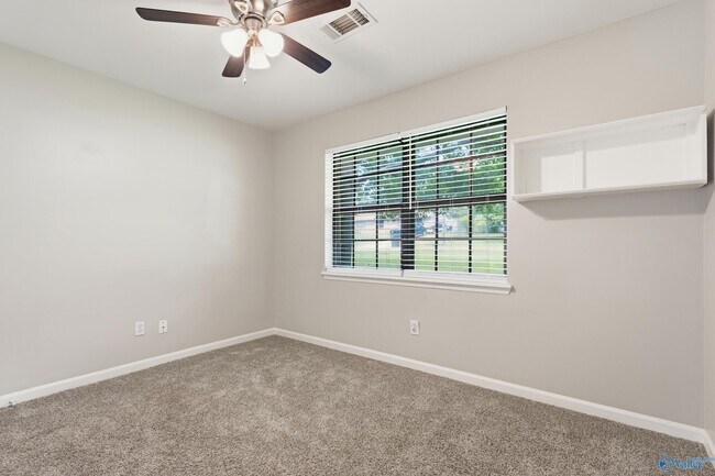 Building Photo - 102 Greenwood Cir