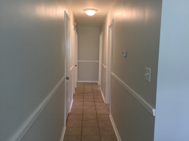 Building Photo - 565 E Chadwick Dr