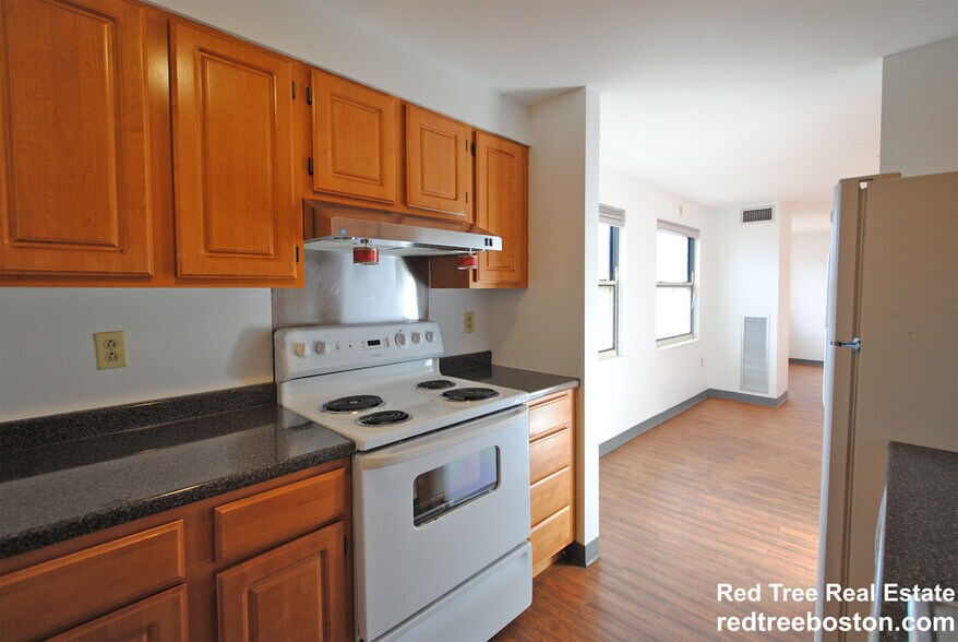 Building Photo - 5 Pine St